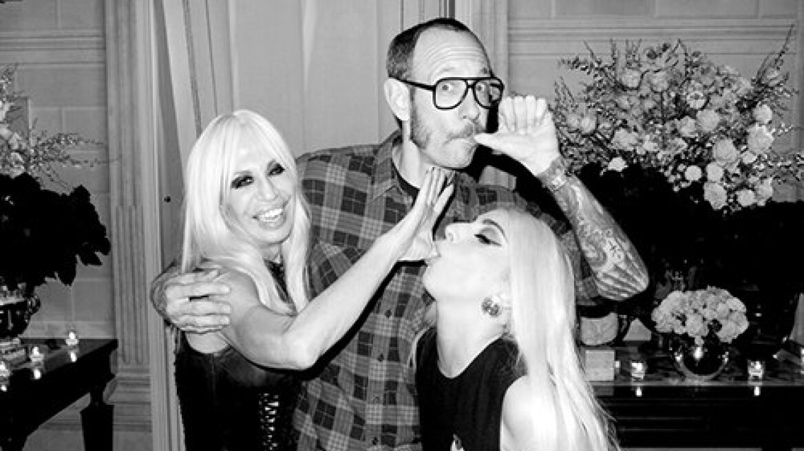 Η Lady Gaga παίζει με την Donatella Versace